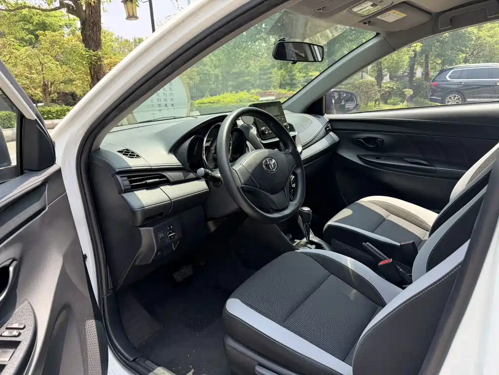Toyota Yaris L 2020 — фото 8