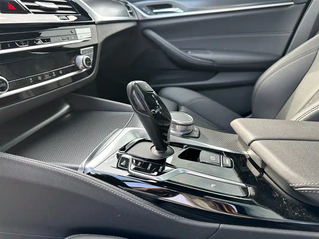 BMW 5 Series 2021 — фото 14