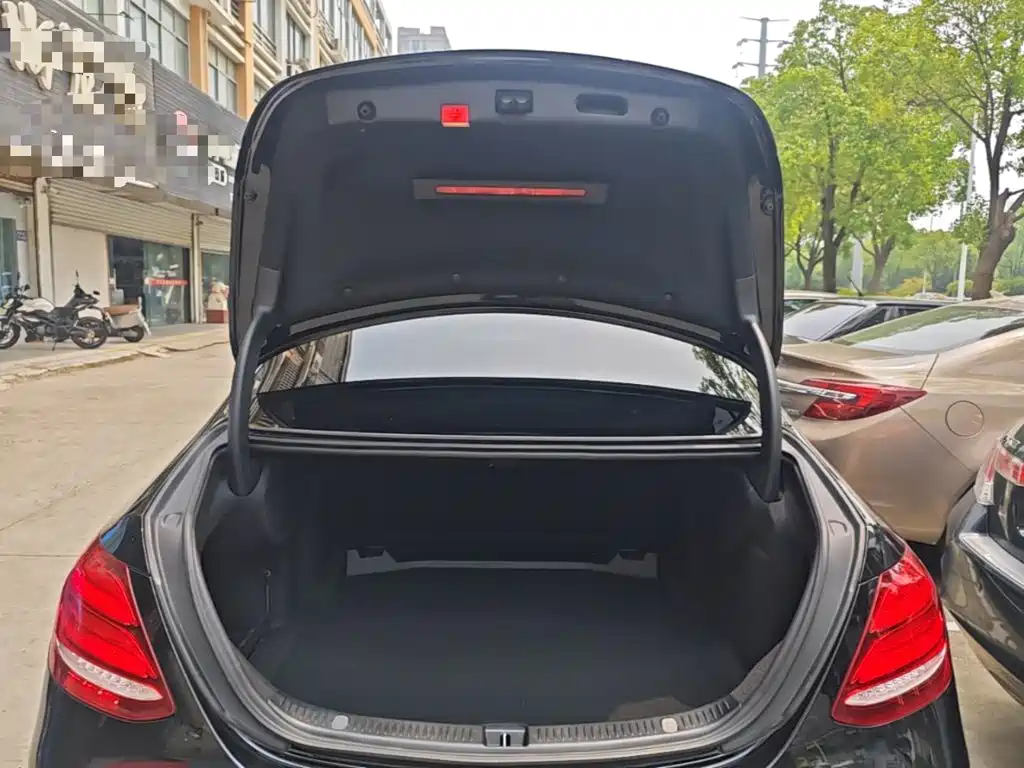 Mercedes-Benz E-Class 2019 — фото 19