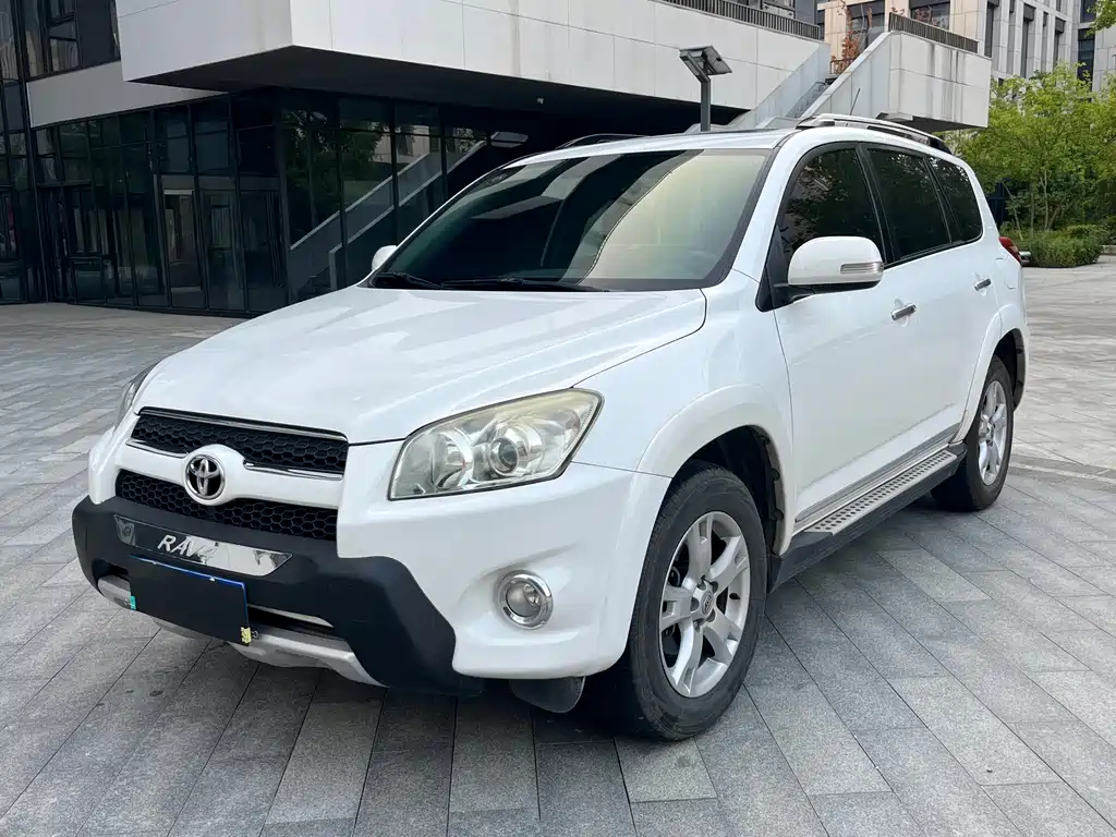 Toyota RAV4 2012 — фото 1