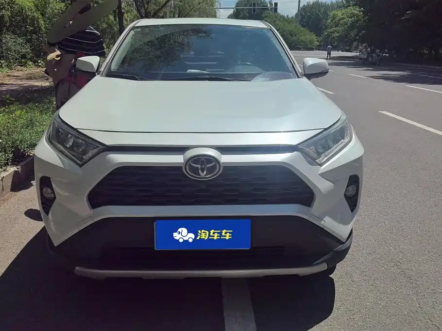 Toyota RAV4 2021 — фото 2