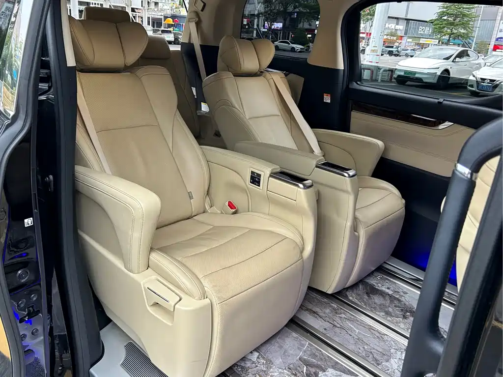 Toyota Alphard 2023 — фото 17