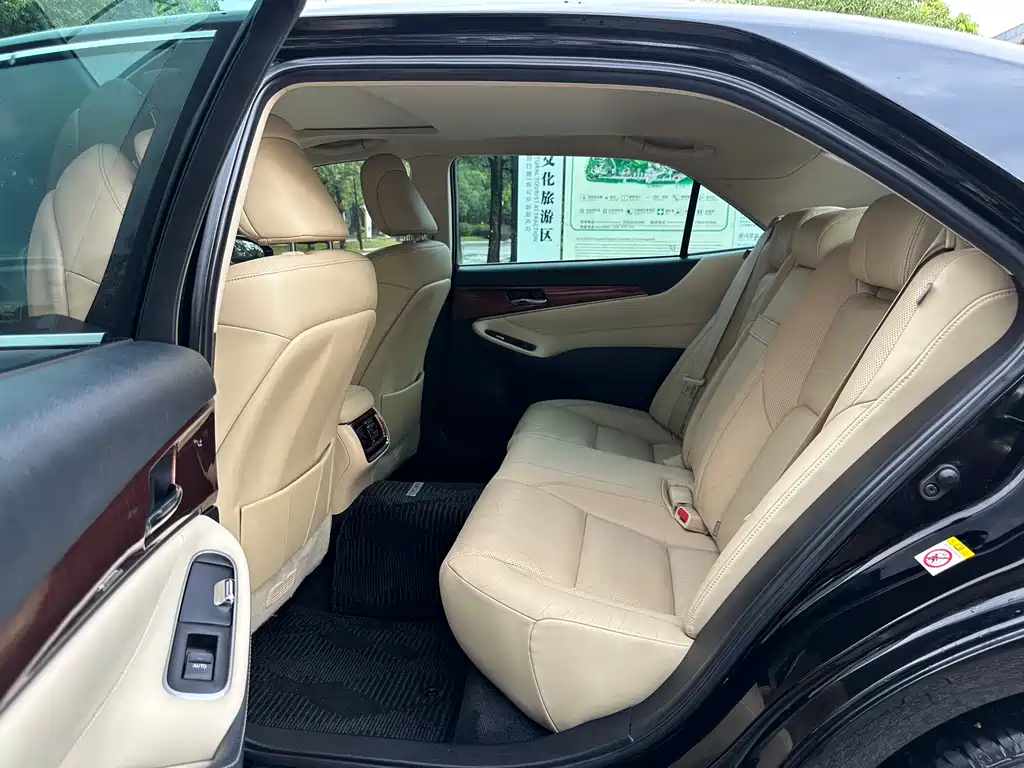 Toyota Crown 2015