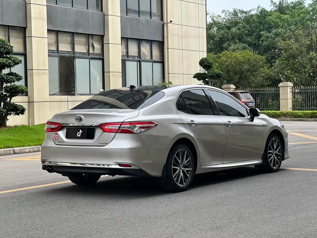 Toyota Camry 2023 — фото 4