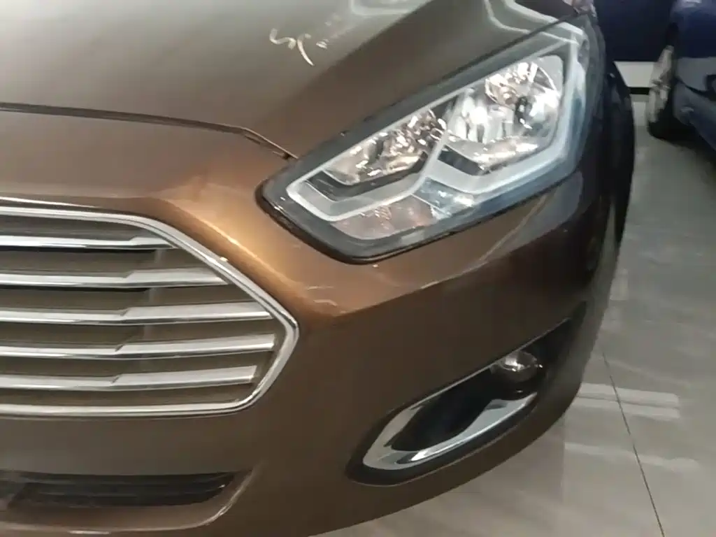 Ford Escort 2015 — фото 24