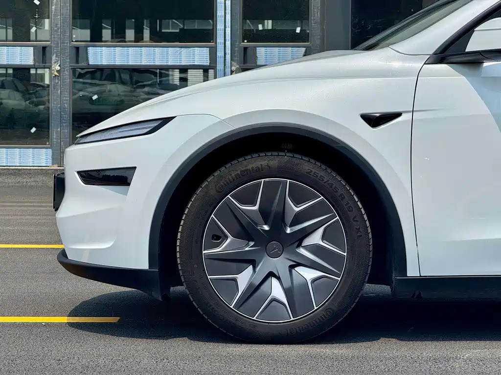 Tesla Model Y L 2025