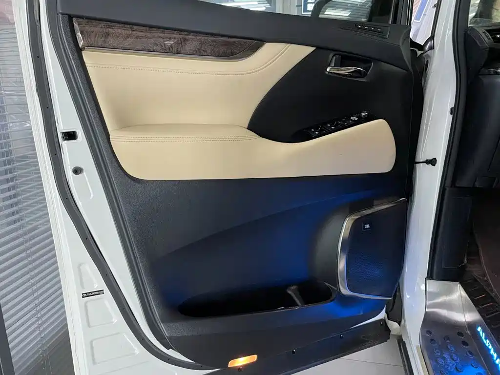 Toyota Alphard 2021 — фото 13