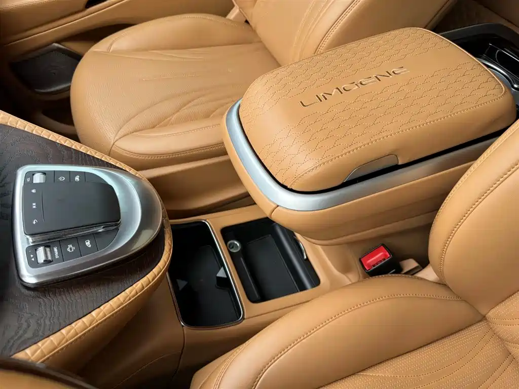 Mercedes-Benz V-Class 2023 — фото 24