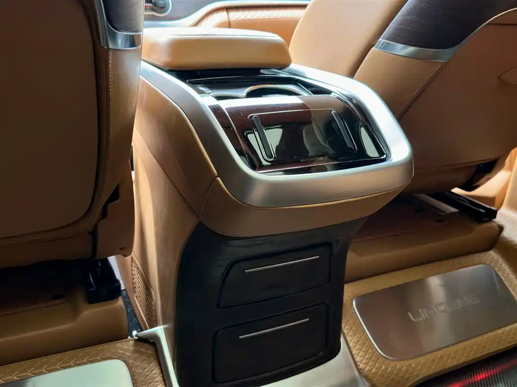 Mercedes-Benz V-Class 2023 — фото 44
