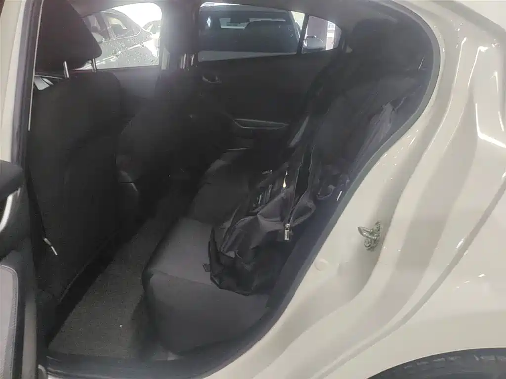 Mazda 3 Axela 2018 — фото 17