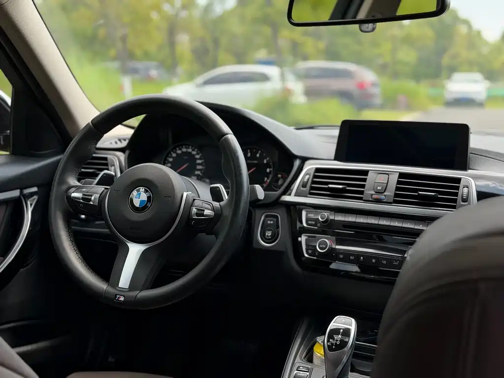 BMW 3 Series 2018 — фото 16