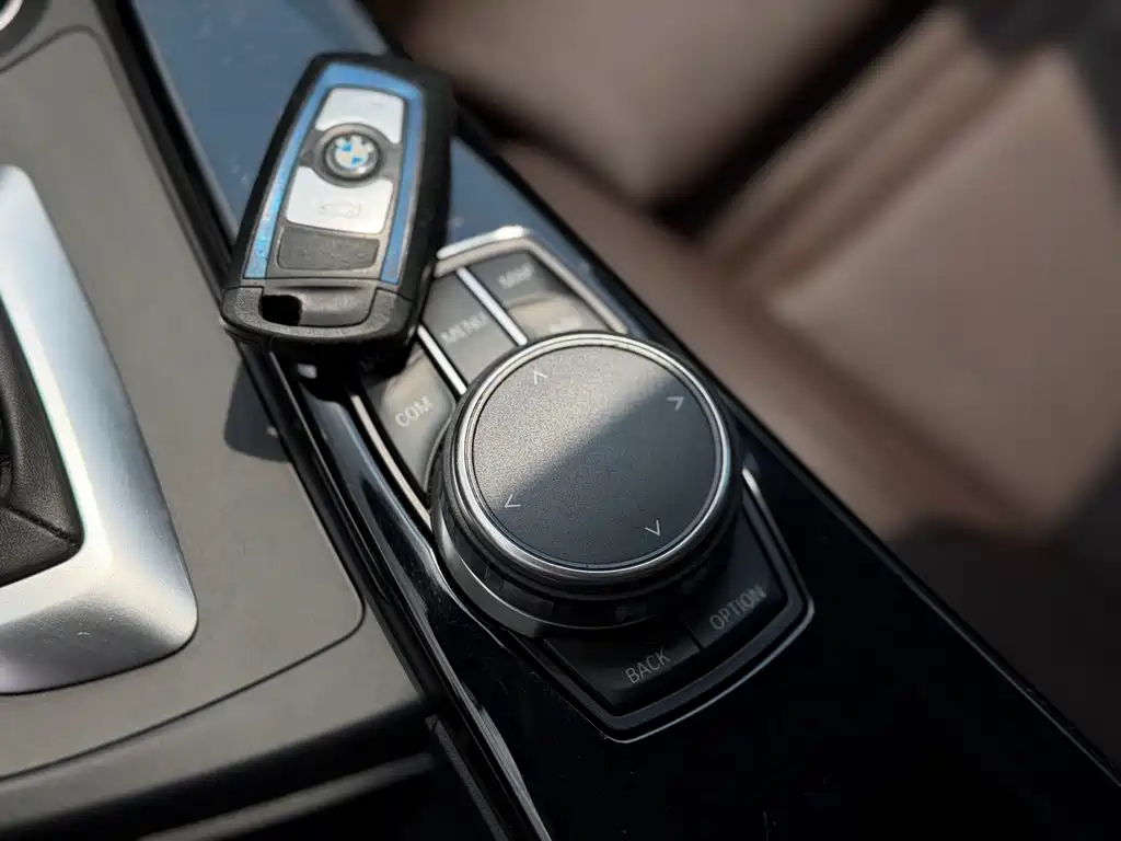 BMW 3 Series 2018 — фото 28