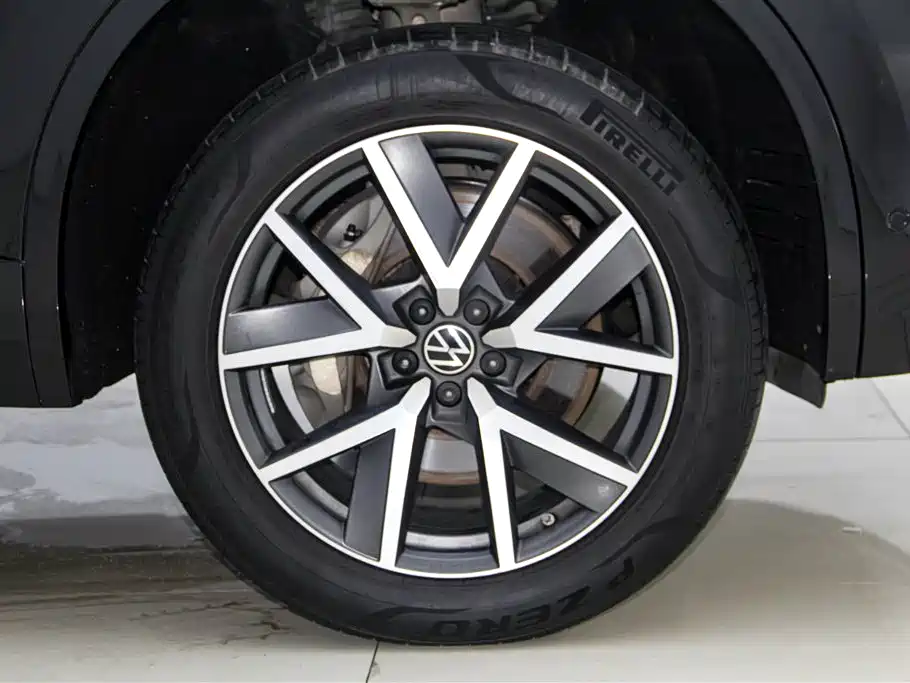 Volkswagen Touareg 2023 — фото 12