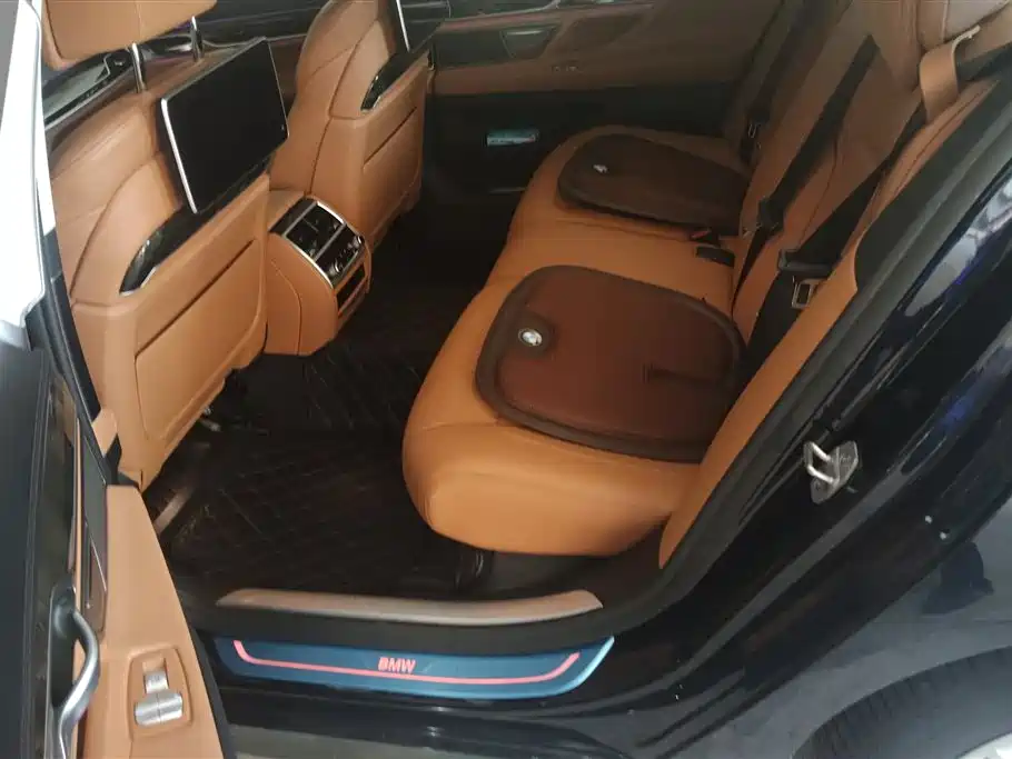 BMW 7 Series 2018 — фото 11