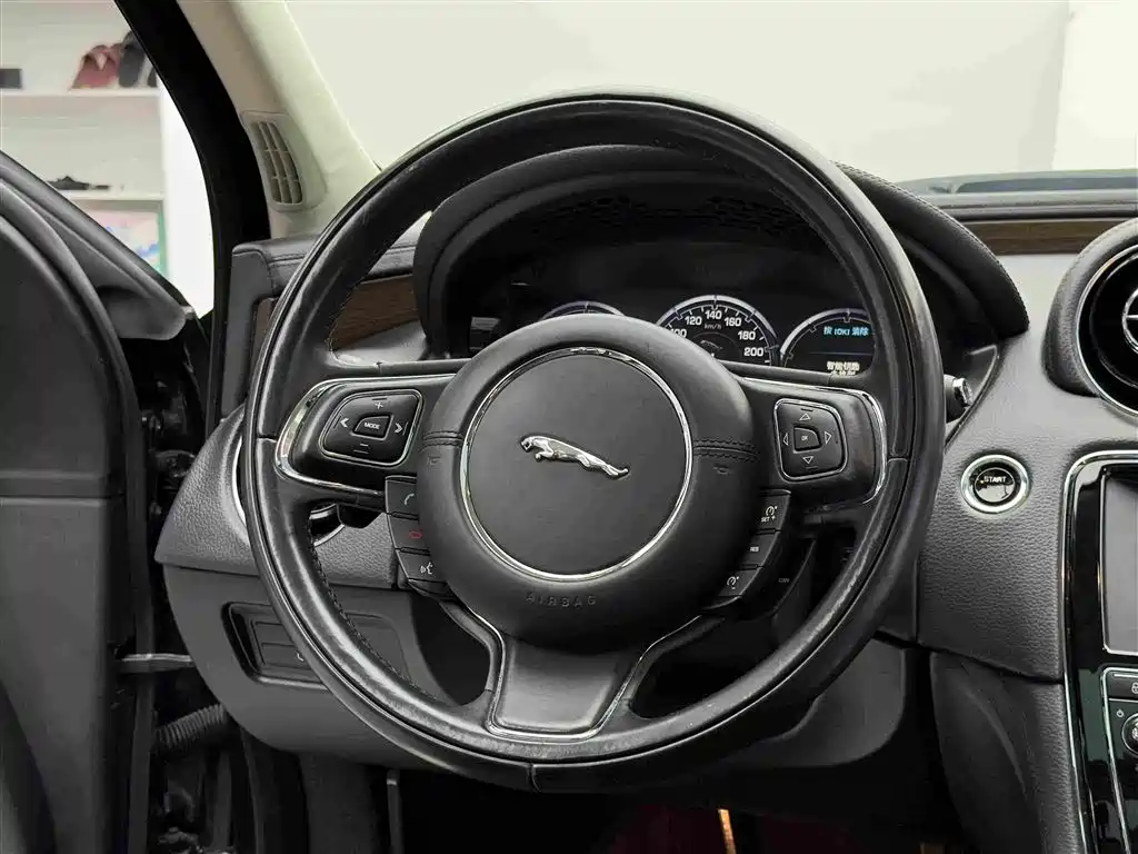 Jaguar XJ 2015 — фото 12