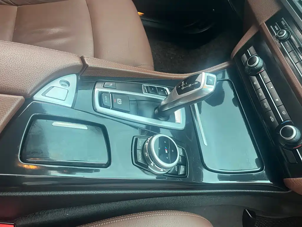 BMW 5 Series 2015 — фото 10