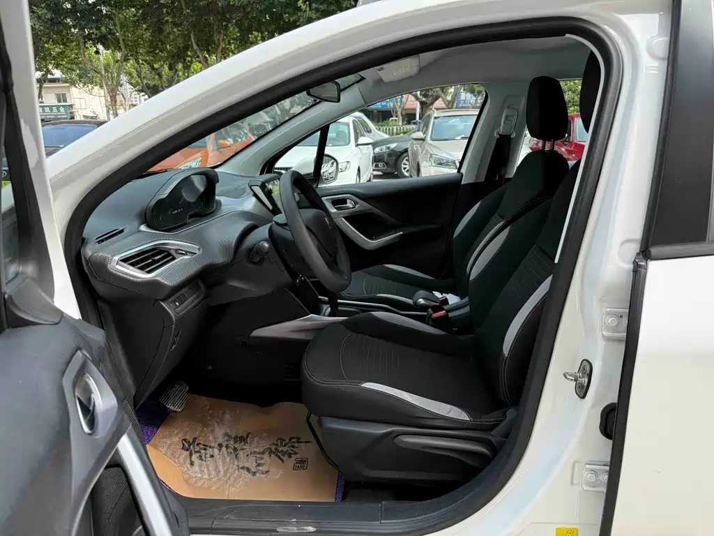 Peugeot 2008 2014 — фото 12