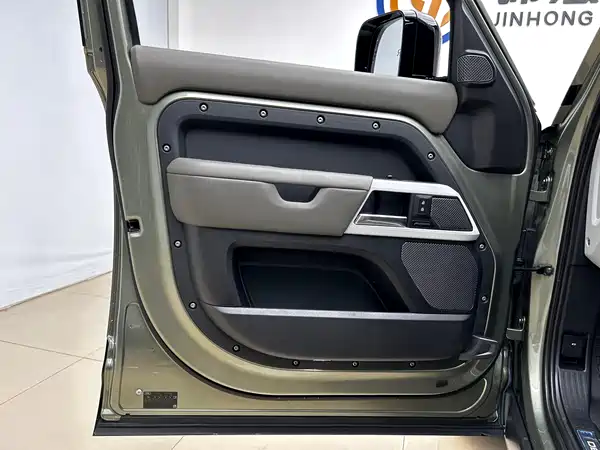 Land Rover Defender 2022