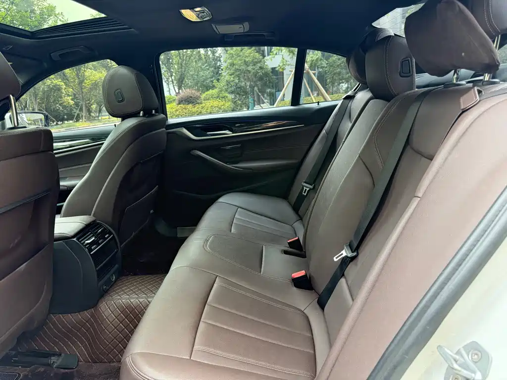 BMW 5 Series 2019 — фото 11