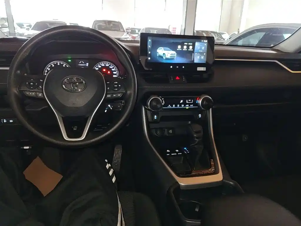 Toyota RAV4 2025 — фото 10