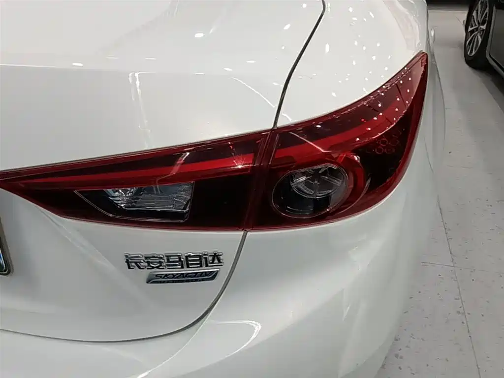 Mazda 3 Axela 2018 — фото 8