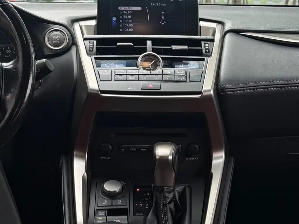 Lexus NX 2017 — фото 10