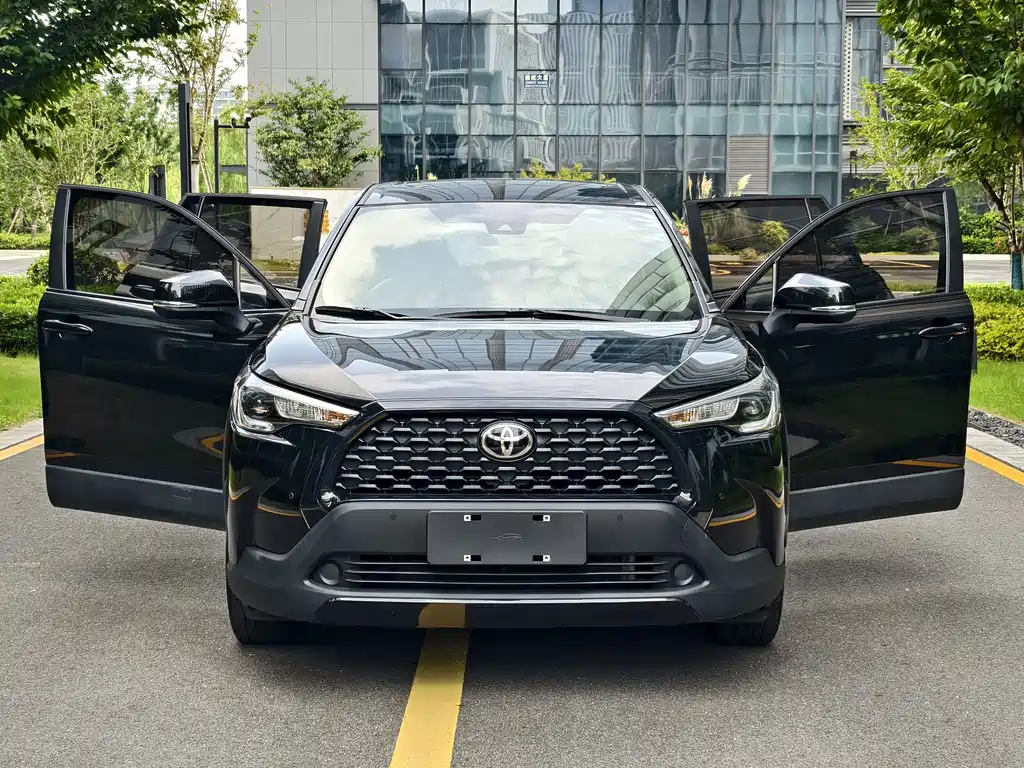 Toyota Corolla Cross 2023 — фото 2