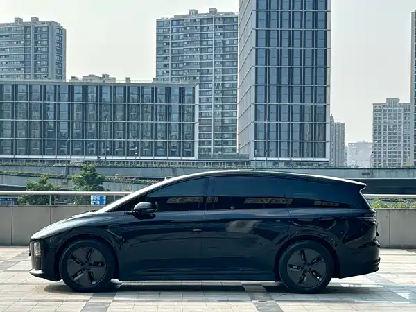 Li Auto i8 2025