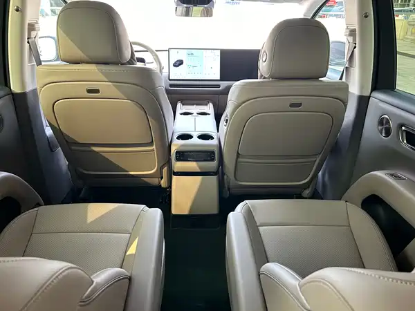 Li Auto i8 2025
