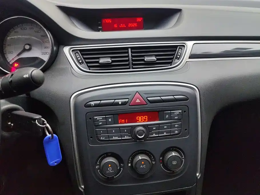 Peugeot 308 2015 — фото 13