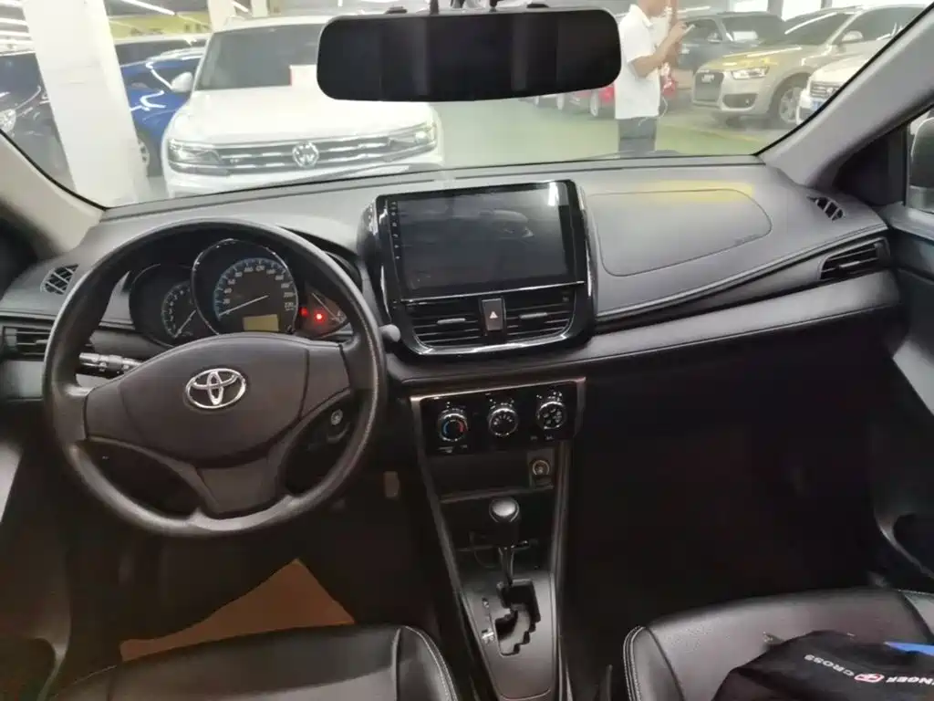 Toyota Yaris L 2017 — фото 10