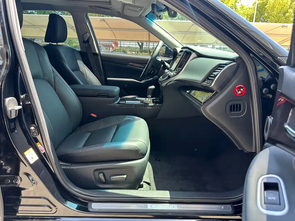 Toyota Crown 2017 — фото 14