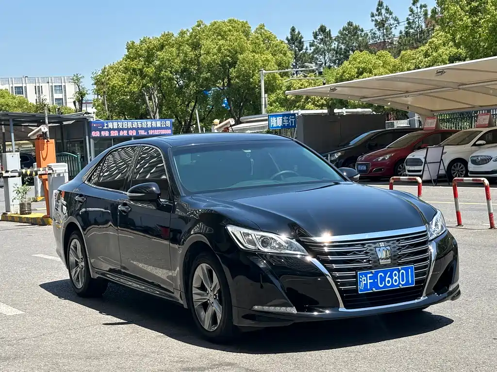 Toyota Crown 2017 — фото 15