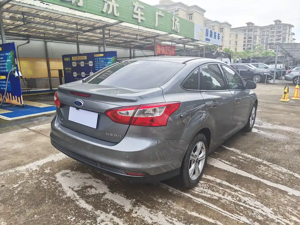 Ford Focus 2014 — фото 16