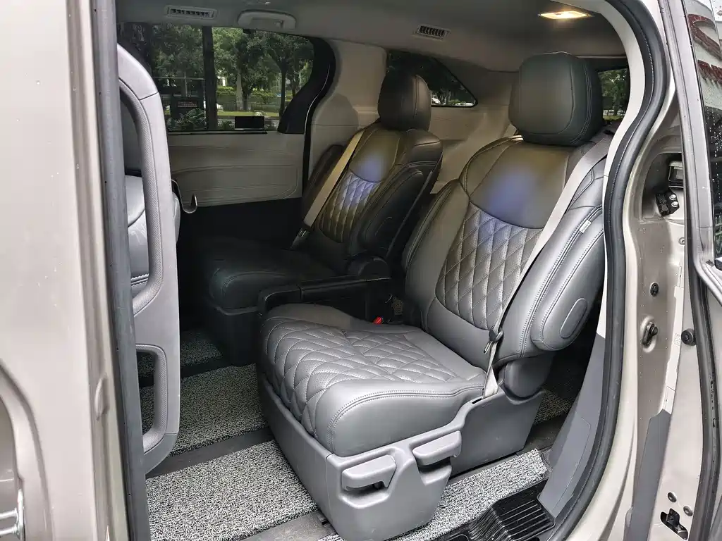Toyota Sienna 2025 — фото 10