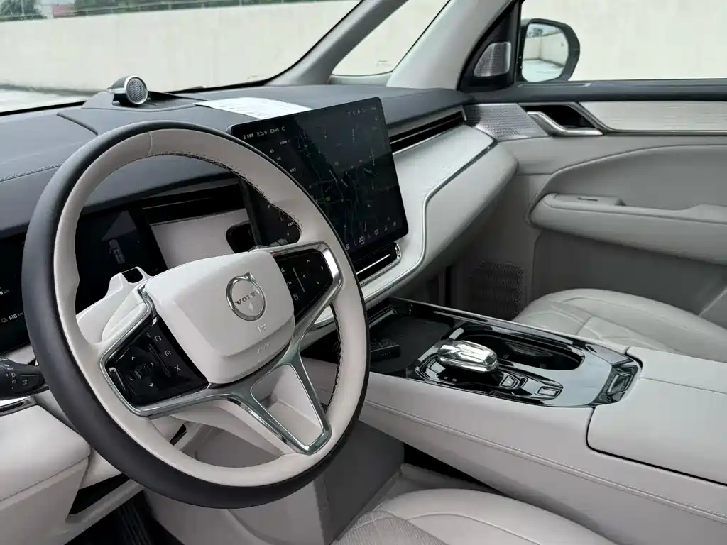 Volvo EM90 2024