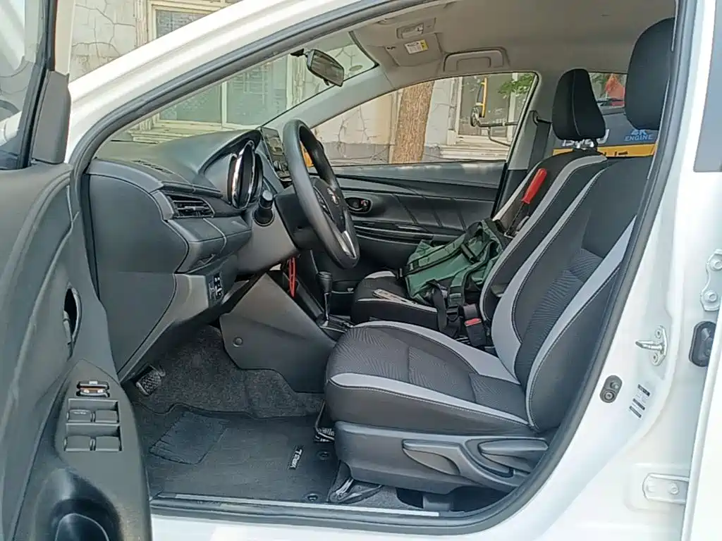 Toyota Yaris L 2022 — фото 16