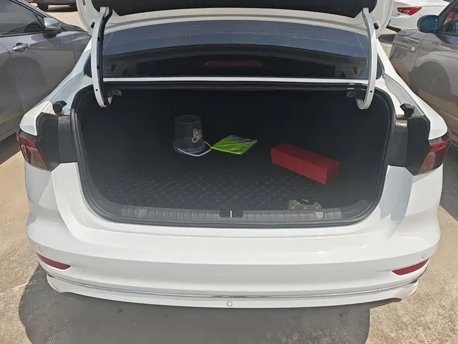 Geely Emgrand 2024