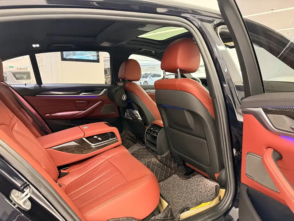 BMW 5 Series 2018 — фото 15