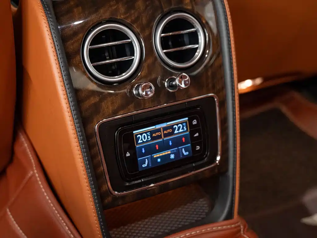 Bentley Flying Spur 2018 — фото 20