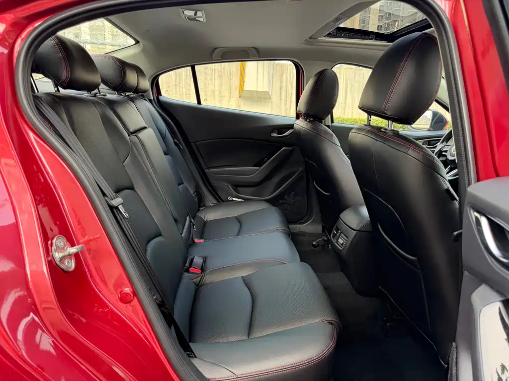 Mazda 3 Axela 2018 — фото 15