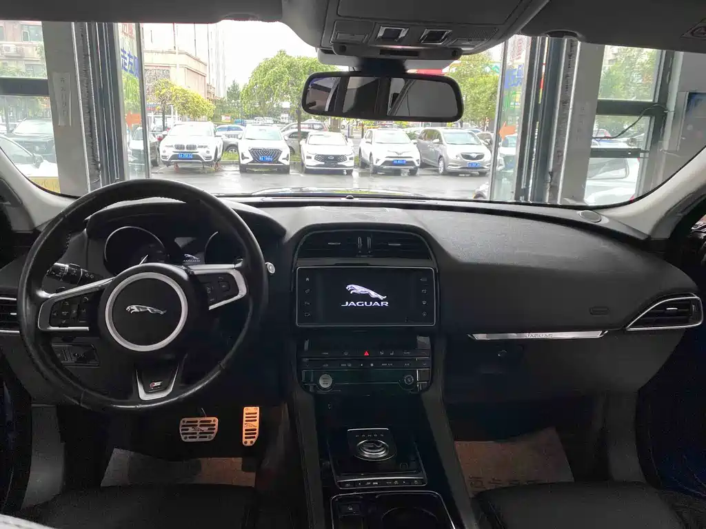 Jaguar F-PACE 2018 — фото 14