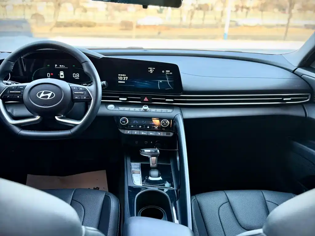 Hyundai Elantra 2023 — фото 19