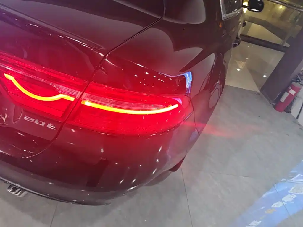Jaguar XEL 2018 — фото 8