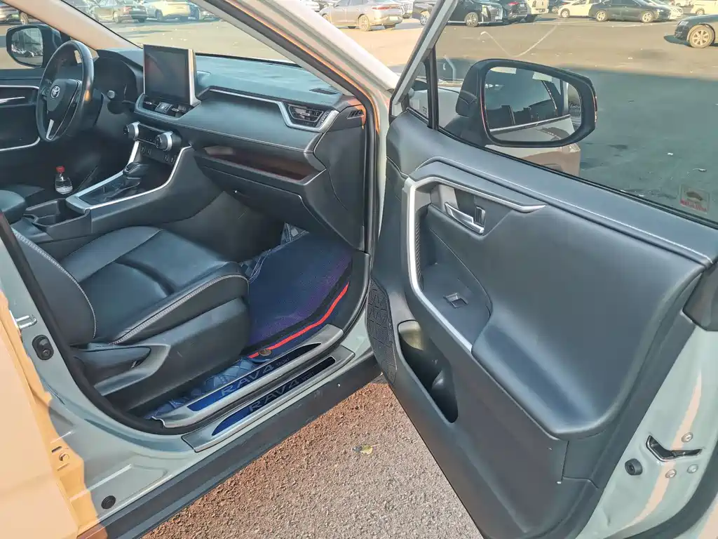 Toyota RAV4 2019 — фото 10
