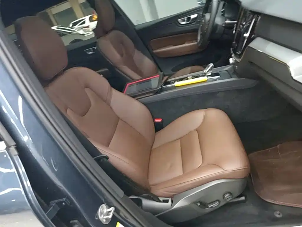 Volvo XC60 2023 — фото 25