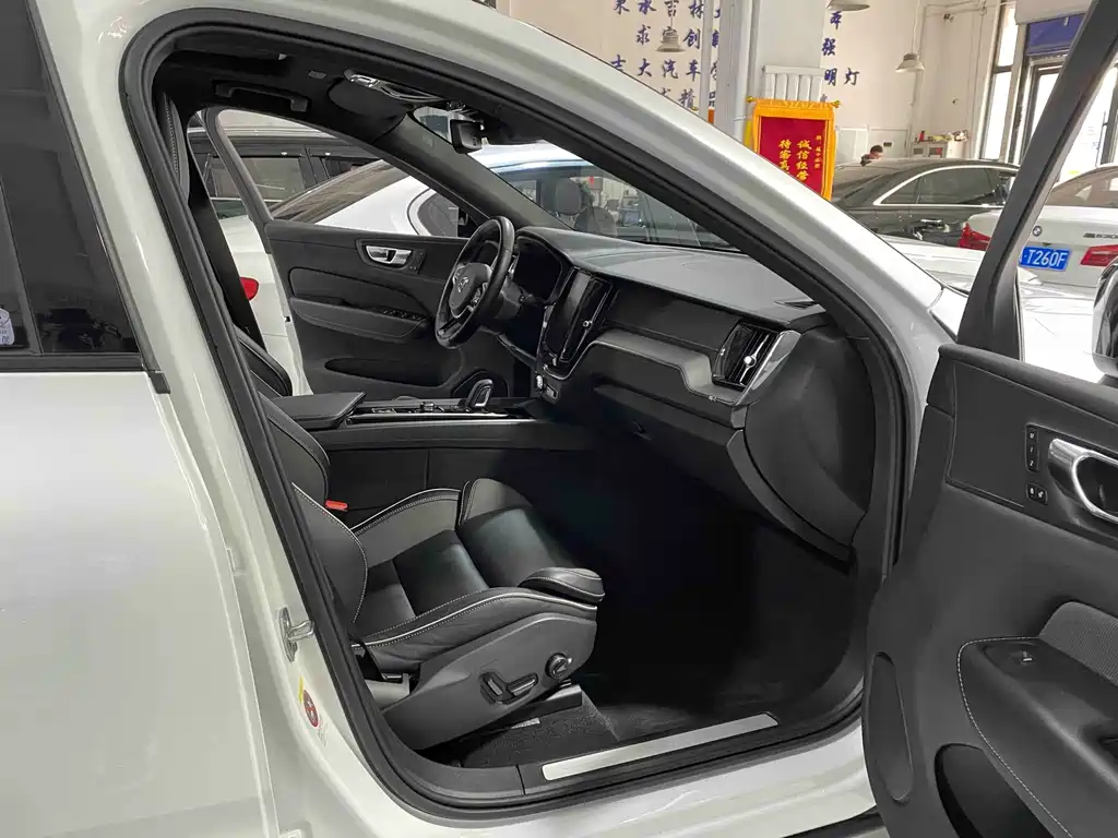 Volvo XC60 Plug-In Hybrid 2021 — фото 7