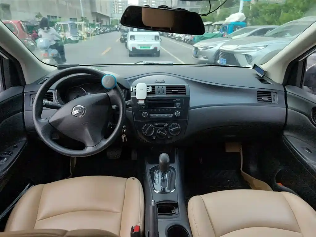 Nissan Tiida 2014 — фото 10