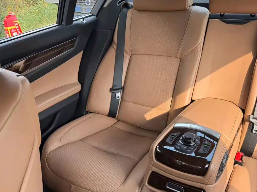 BMW 7 Series 2011 — фото 17