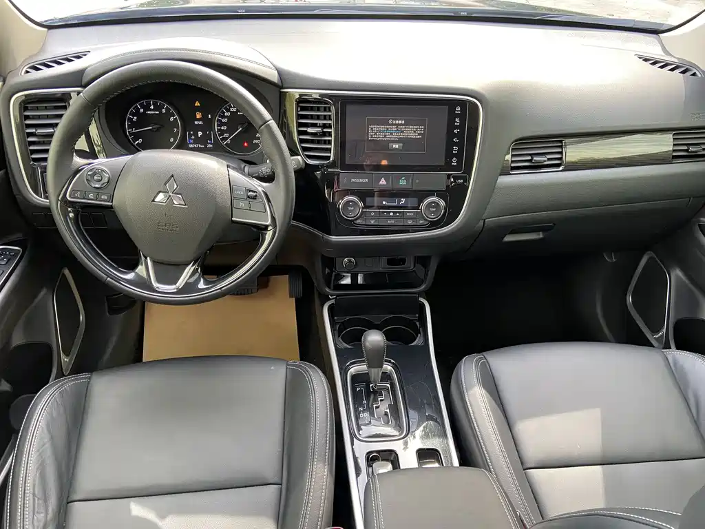 Mitsubishi Outlander 2020 — фото 11